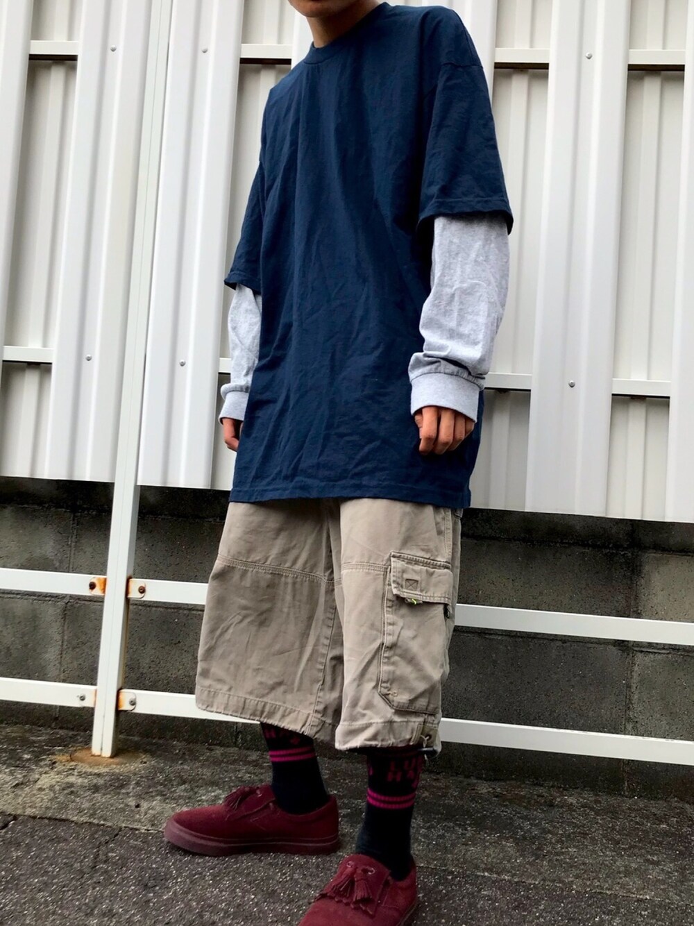 ブルー系のTシャツ/カットソー、レッド系のスリッポンを着用したメンズの春コーディネートの1枚目の写真