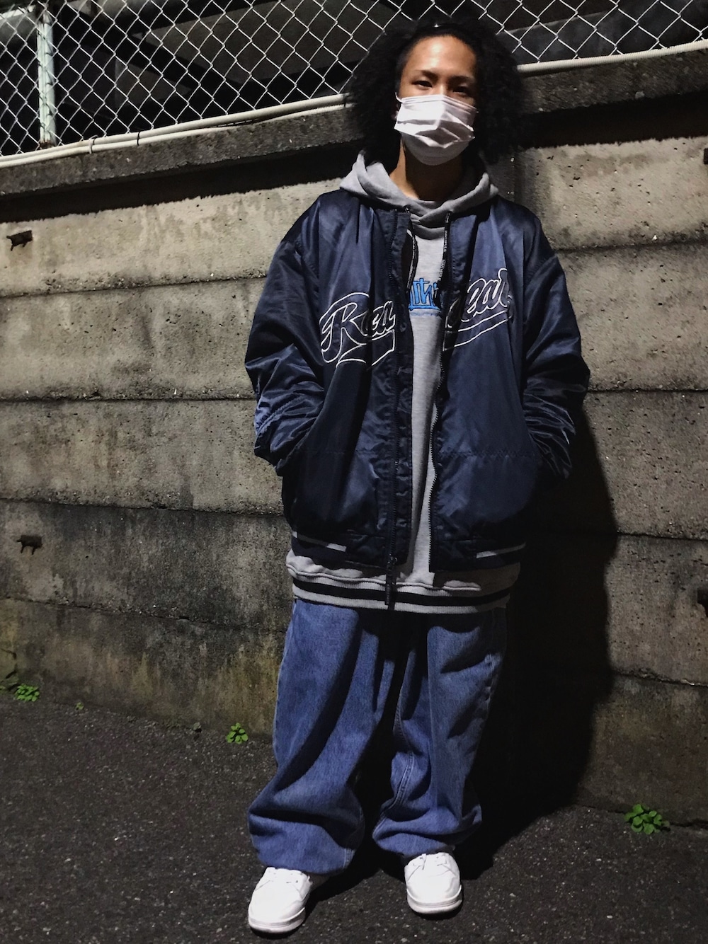 「カチューシャ、アフロ、スニーカーコーデ、オーバーサイズ、ストリート、デニムパンツ、スタジャン、ヒップホップ、だぼだぼ、ダボパン」｜「Levi'sの560 W38×L30（デニムパンツ、ブルー系）」を使った、Does @DIGMOさん（メンズ・162cm）の冬コーディネートの1枚目の写真