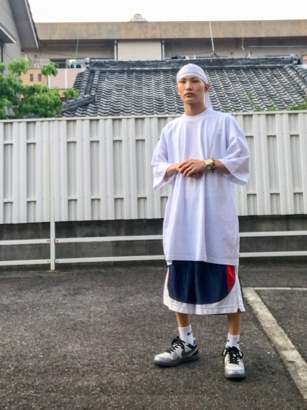 「シンプル、初夏コーデ、Tシャツ、リラックススタイル、オーバーサイズ、ストリートコーデ、古着MIX、スニーカー、ヒップホップ」｜「ARMITRON NEWYORKのARMITRON 腕時計 アナログ 多機能ブレスレットウォッチ 3サブダイヤル（アナログ腕時計、ゴールド系）」を使った、Does @DIGMOさん（メンズ・162cm）の春コーディネートの1枚目の写真