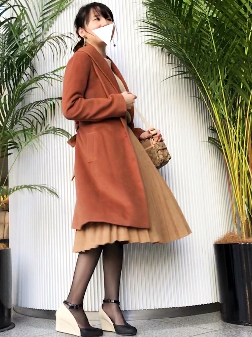 「低身長、ワントーンコーデ、オールブラウン、プリーツスカート、ブラウンニット、大人カジュアル、きれいめコーディネート、ホテルランチ、シンプルコーデ、休日スタイル」｜「手作りのアイテム（イヤリング、グレー系）」を使った、おこめさん（レディース・155cm）の冬コーディネートの1枚目の写真