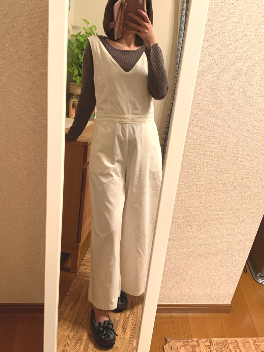 「大人コーデ、ゆるコーデ、オトナカジュアル、ワイドパンツ」｜「FREAK'S STOREのアイテム（Tシャツ/カットソー、ブラウン系）」を使った、tomotomoさん（レディース・164cm）の冬コーディネートの1枚目の写真