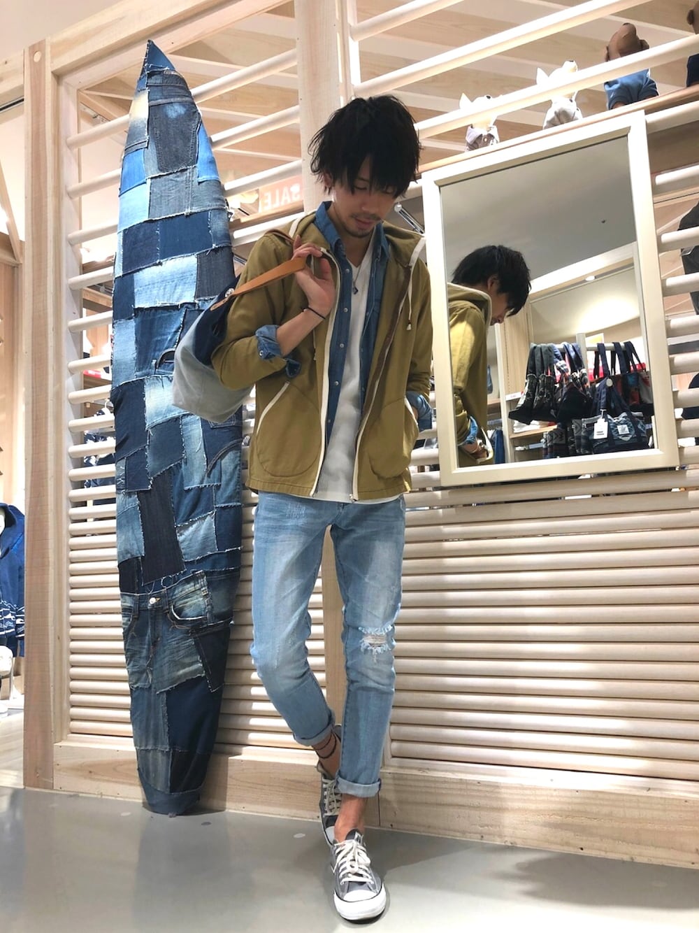 ブルー系のデニムパンツ、ホワイト系のTシャツ/カットソー、ブルー系のシャツ/ブラウスを着用したメンズの冬コーディネートの1枚目の写真