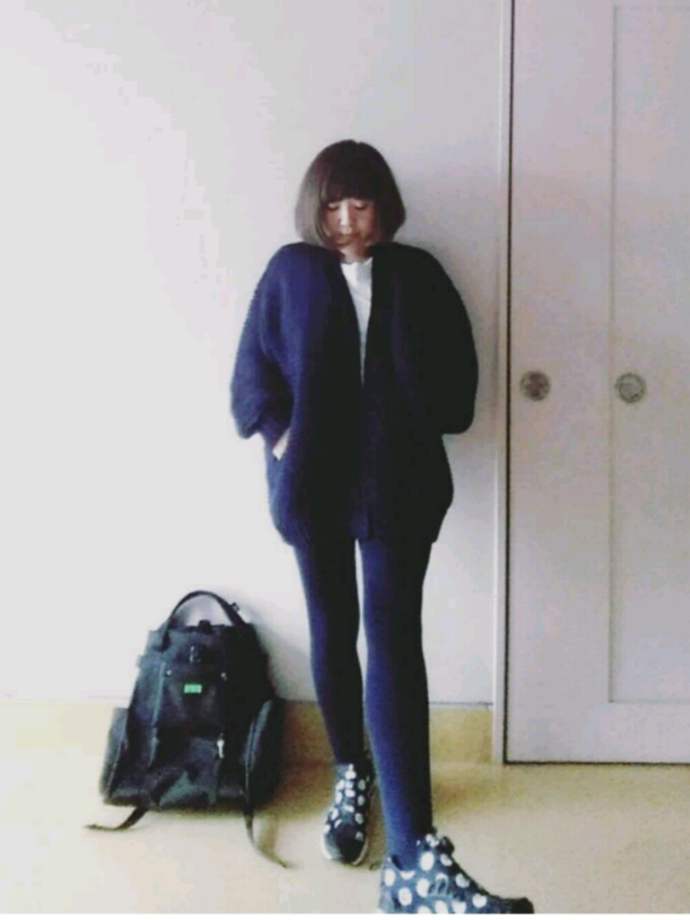 ホワイト系のTシャツ/カットソー、ブルー系のカーディガン/ボレロ、ブラック系のバックパック/リュックを着用したレディースの冬コーディネートの1枚目の写真