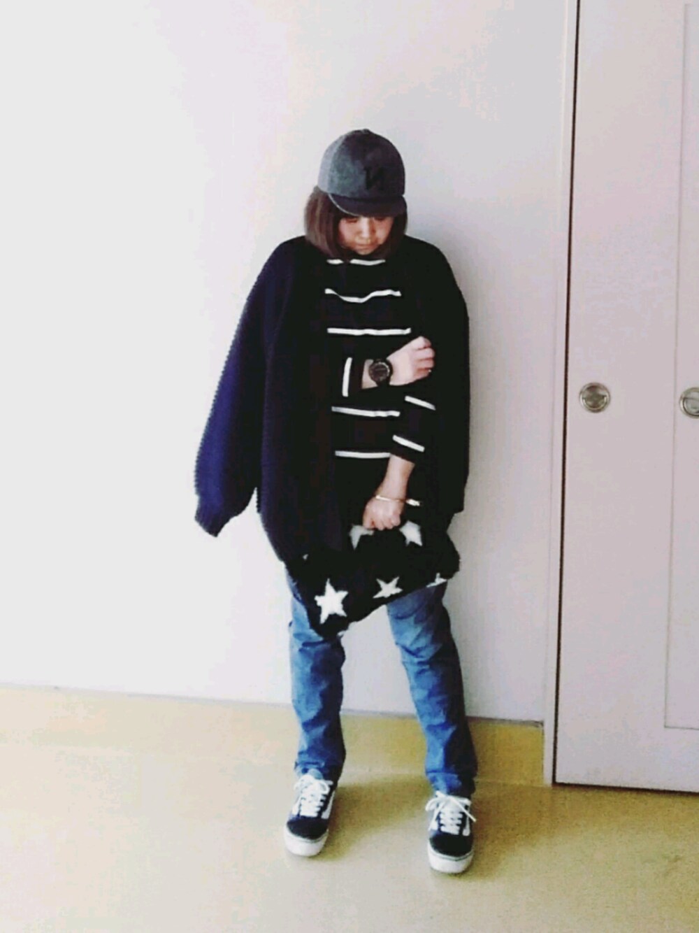 ブルー系のTシャツ/カットソー、ブルー系のデニムパンツ、ブルー系のカーディガン/ボレロを着用したレディースの冬コーディネートの1枚目の写真