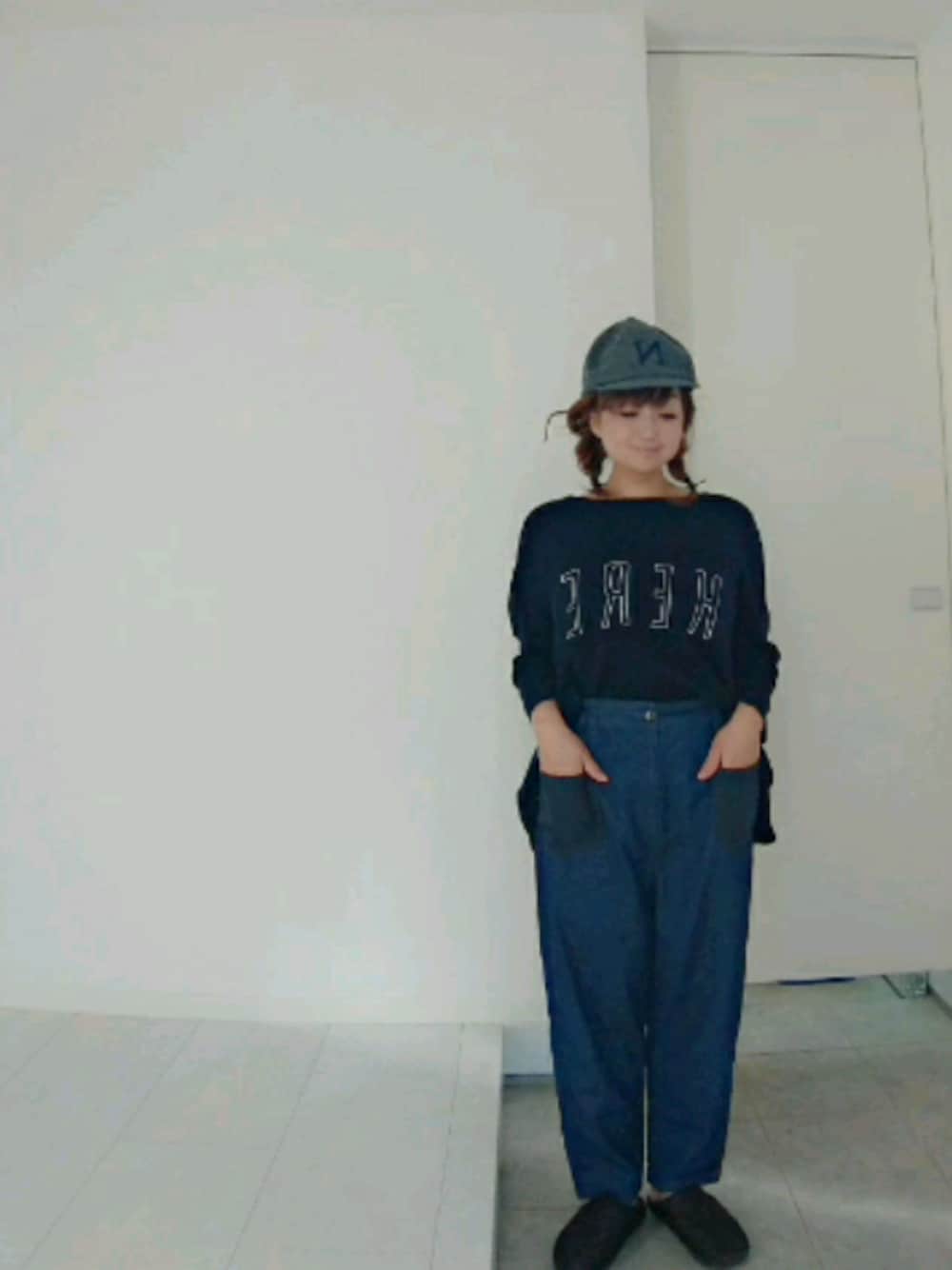 「サルエルパンツ、デニム、キャップ、キャップ女子、カジュアル、カジュアルコーデ、SUBU、シンプルコーデ、ママファッション」｜「KNOXのアイテム（キャップ、グレー系）」を使った、nさん（レディース・157cm）の秋コーディネートの1枚目の写真