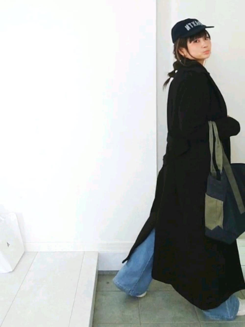 「年末WEAR感謝祭、カジュアル、ロングコート、オトナ女子、キャップ、フレアパンツ、デニム」｜「GAPのフレアデニム（デニムパンツ、ブルー系）」を使った、nさん（レディース・158cm）の冬コーディネートの1枚目の写真