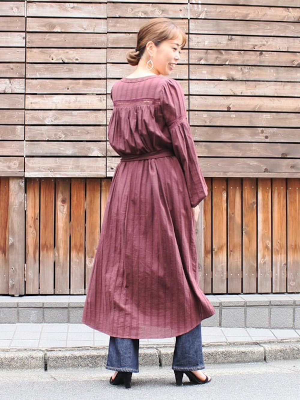 「秋のコーデ、ボルドー、ボヘミアン、秋色、デニムパンツ、ドロシーズ(DRWCYS)、カジュアルコーデ、ワンピース×デニム、DRWCYS、ガウンワンピース」｜「DRWCYSのレーストリミングガウンワンピース（ワンピース、レッド系）」を使った、NARUMIさん（レディース・161cm）の夏コーディネートの1枚目の写真