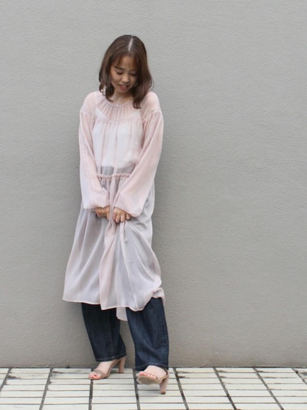 ピンク系のワンピースを着用したレディースの冬コーディネートの1枚目の写真