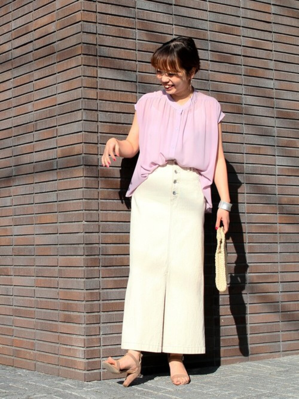 「デニムスカート、ロングスカート、ホワイトデニム、きれいめカジュアル、透け感、春コーデ、シアーシャツ、オフィスカジュアル、DRWCYS、ドロシーズ」｜「DRWCYSのシフォンノースリーブシャツ（シャツ/ブラウス、ピンク系）」を使った、NARUMIさん（レディース・161cm）の春コーディネートの1枚目の写真