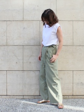 「カーキ×ホワイト」｜「アイテム（Tシャツ/カットソー）」を使った、NARUMIさん（レディース・161cm）の夏コーディネート