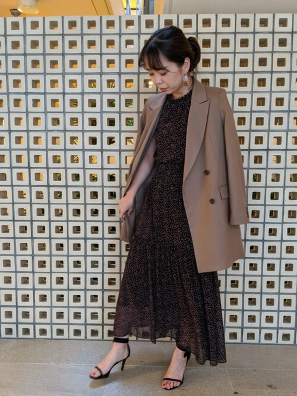 「ジャケット、ワンピース、テーラードジャケット、ドット、小花柄、ドロシーズ(DRWCYS)、ノースリーブワンピース、DRWCYS、秋コーデ」｜「DRWCYSのロングテーラードジャケット（テーラードジャケット、ベージュ系）」を使った、NARUMIさん（レディース・161cm）の夏コーディネートの1枚目の写真
