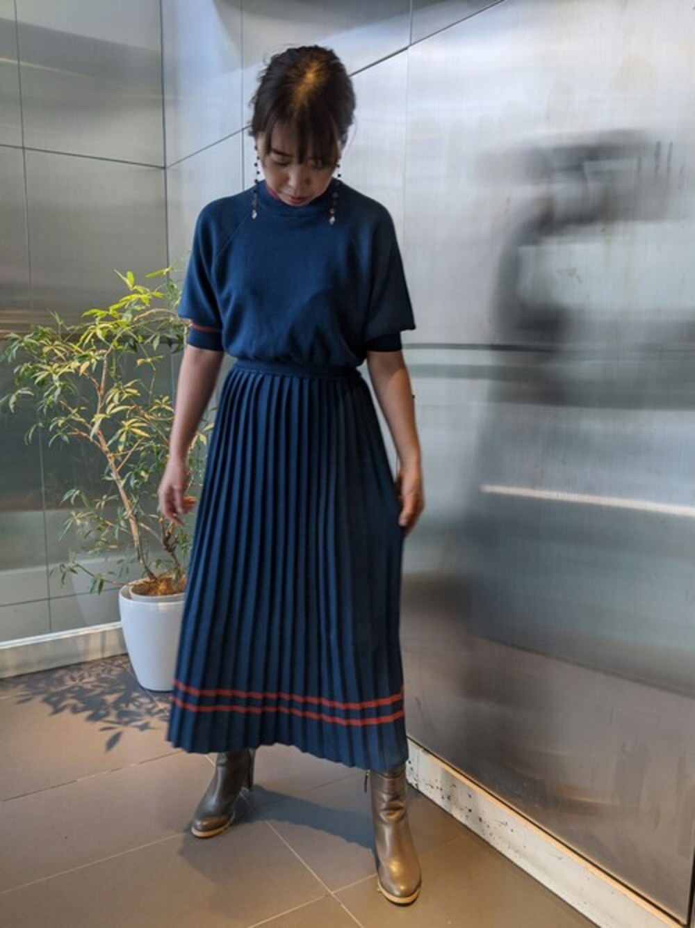 「ワンピース、ショートブーツ、ニットワンピース、プリーツスカート、ドロシーズ(DRWCYS)、半袖ニット、DRWCYS、秋コーデ」｜「DRWCYSのライン入りニットワンピース（ワンピース、ブルー系）」を使った、NARUMIさん（レディース・161cm）の秋コーディネートの1枚目の写真