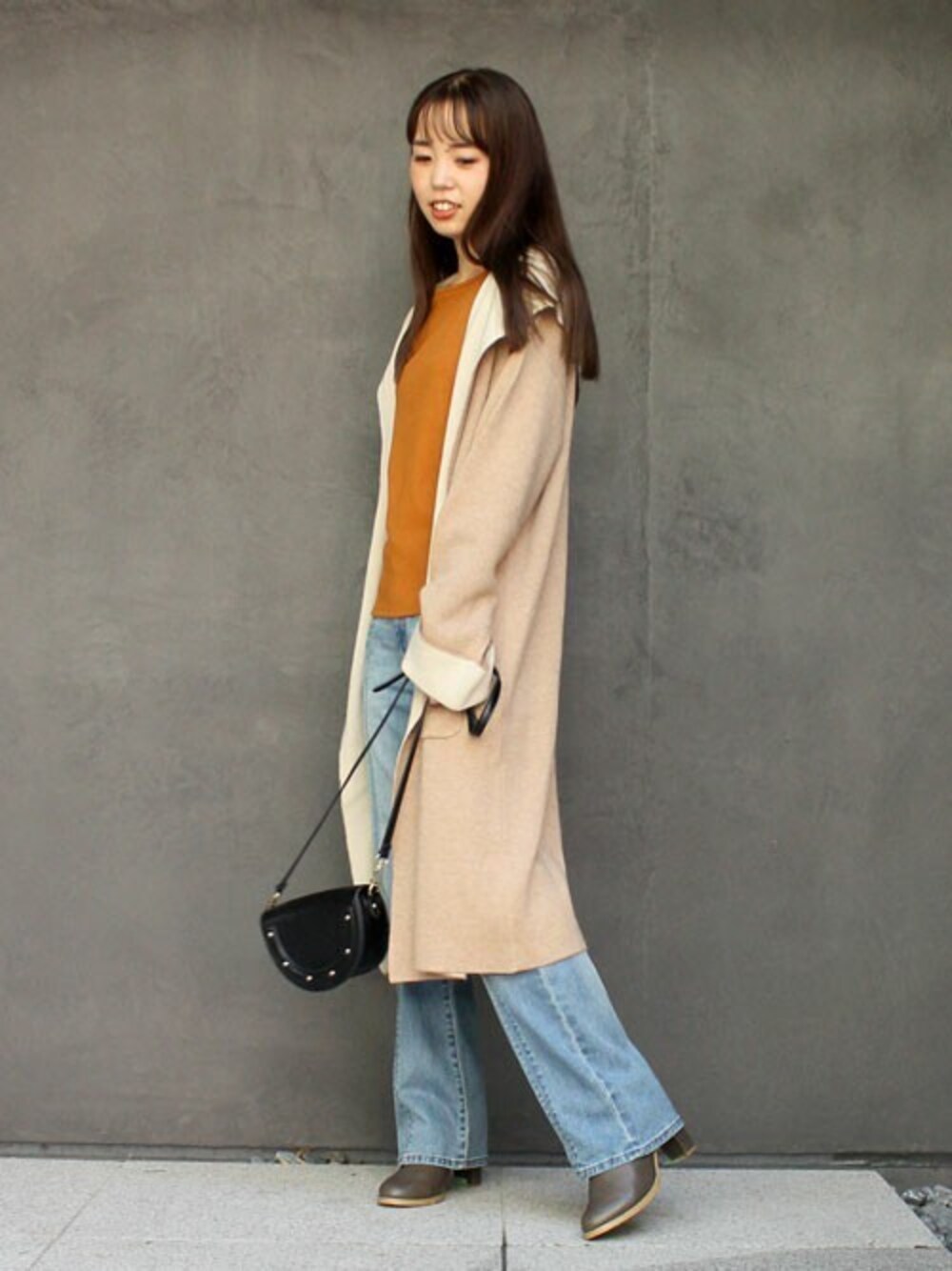 「ショートブーツ、デニムパンツ、フレアパンツ、ミニバッグ、ドロシーズ(DRWCYS)、カジュアルコーデ、DRWCYS、秋コーデ、フレアデニム」｜「DRWCYSのダブルフェイスニットガウン（その他アウター、ベージュ系）」を使った、NARUMIさん（レディース・162cm）の秋コーディネートの1枚目の写真