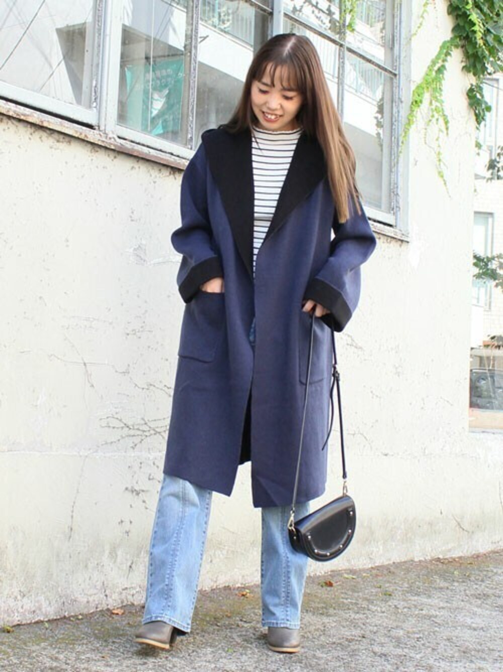 「ボーダー、ガウン、休日スタイル、デニムパンツ、ロングカーディガン、ドロシーズ(DRWCYS)、カジュアルコーデ、DRWCYS、フレアデニム、秋冬コーデ」｜「DRWCYSのダブルフェイスニットガウン（その他アウター、ブルー系）」を使った、NARUMIさん（レディース・162cm）の冬コーディネートの1枚目の写真