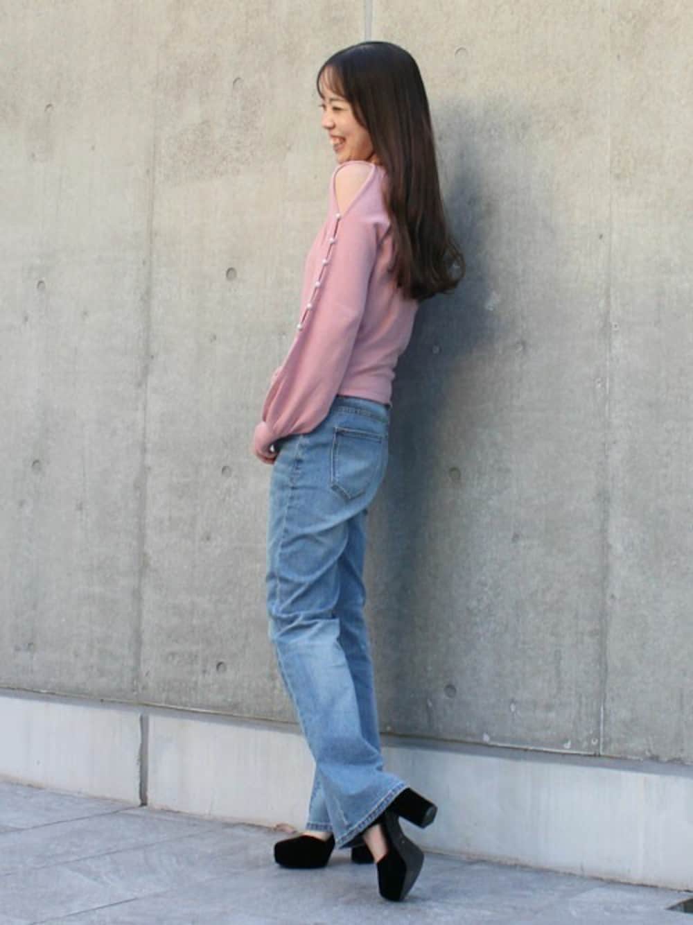 「ニット、パール、デニムパンツ、フレアパンツ、オープンショルダー、ドロシーズ(DRWCYS)、DRWCYS、ピンクニット、デザイントップス、フレアデニム」｜「DRWCYSのパールスリットニットトップス（ニット/セーター、ピンク系）」を使った、NARUMIさん（レディース・162cm）の冬コーディネートの1枚目の写真