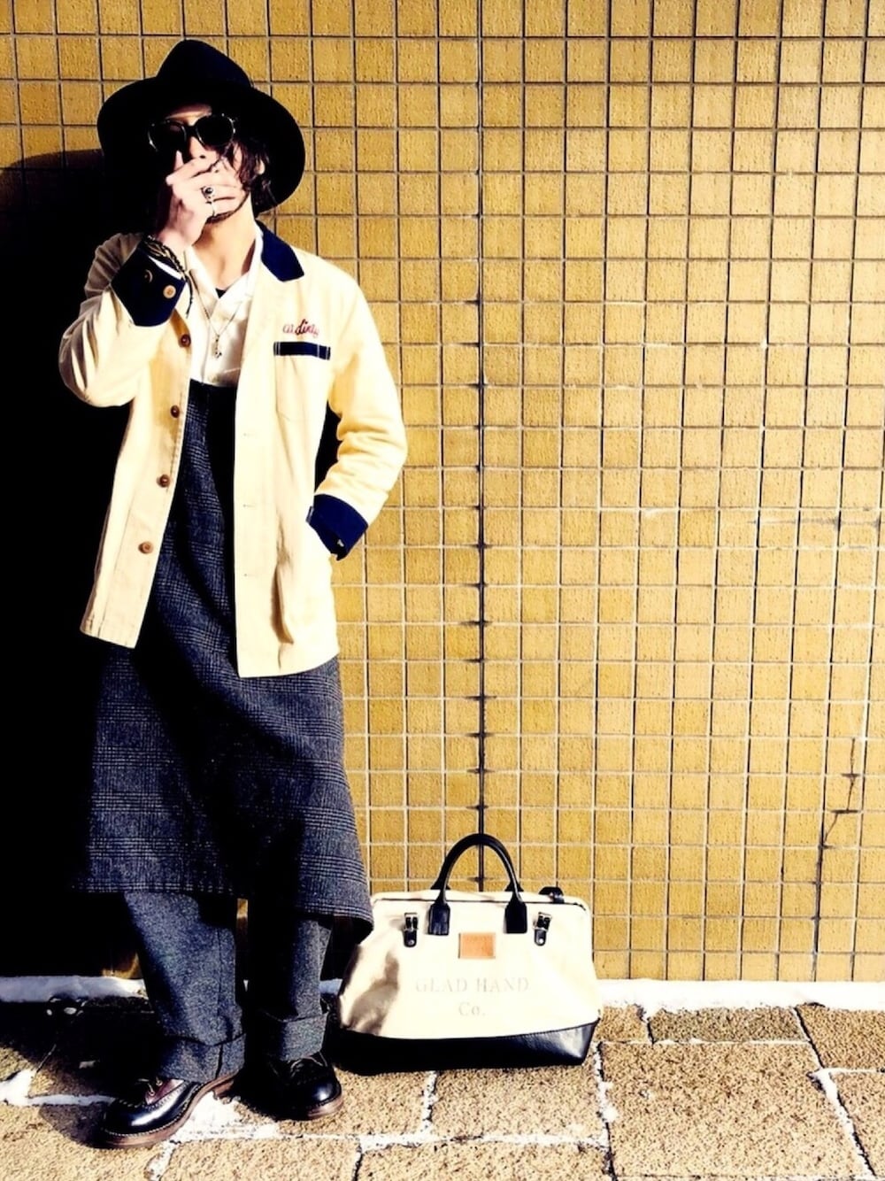 「GLADHAND、GANGSTERVILLE、WEIRDO、AT-Dirty、WESCO、OLD CROW、OLD JOE&CO、ショップコート、エプロン、ootd」｜「AT-DIRTYのアイテム（その他アウター、ベージュ系）」を使った、Riku  Wadaさん（メンズ・175cm）の秋コーディネートの1枚目の写真