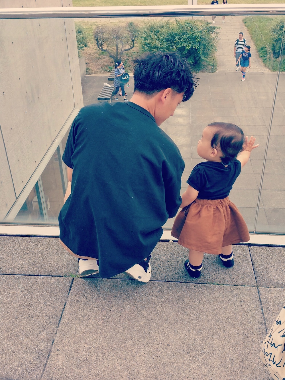 「親子コーデ、おやこーで。、パパコーデ」｜「VOTE MAKE NEW CLOTHESのVOTE MAKE NEW CLOTHES STANDARD PKT TEE（Tシャツ/カットソー、ブラック系）」を使った、yukkiiさん（メンズ・170cm）の秋コーディネートの1枚目の写真