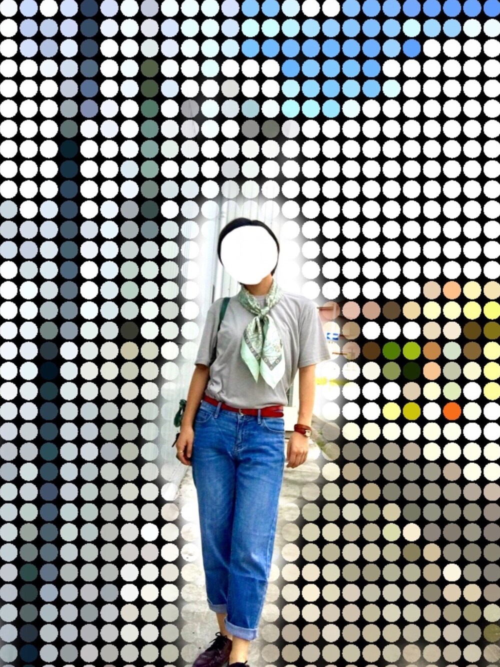 ブルー系のデニムパンツを着用したレディースの夏コーディネートの1枚目の写真