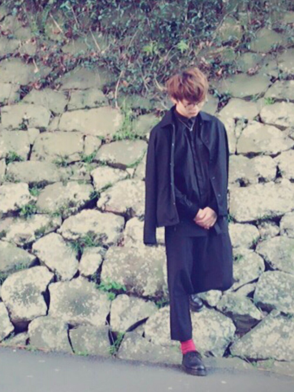 ブラック系のシャツ/ブラウス、ブラック系のブルゾン、ブラック系のパンツを着用したメンズの春コーディネートの1枚目の写真