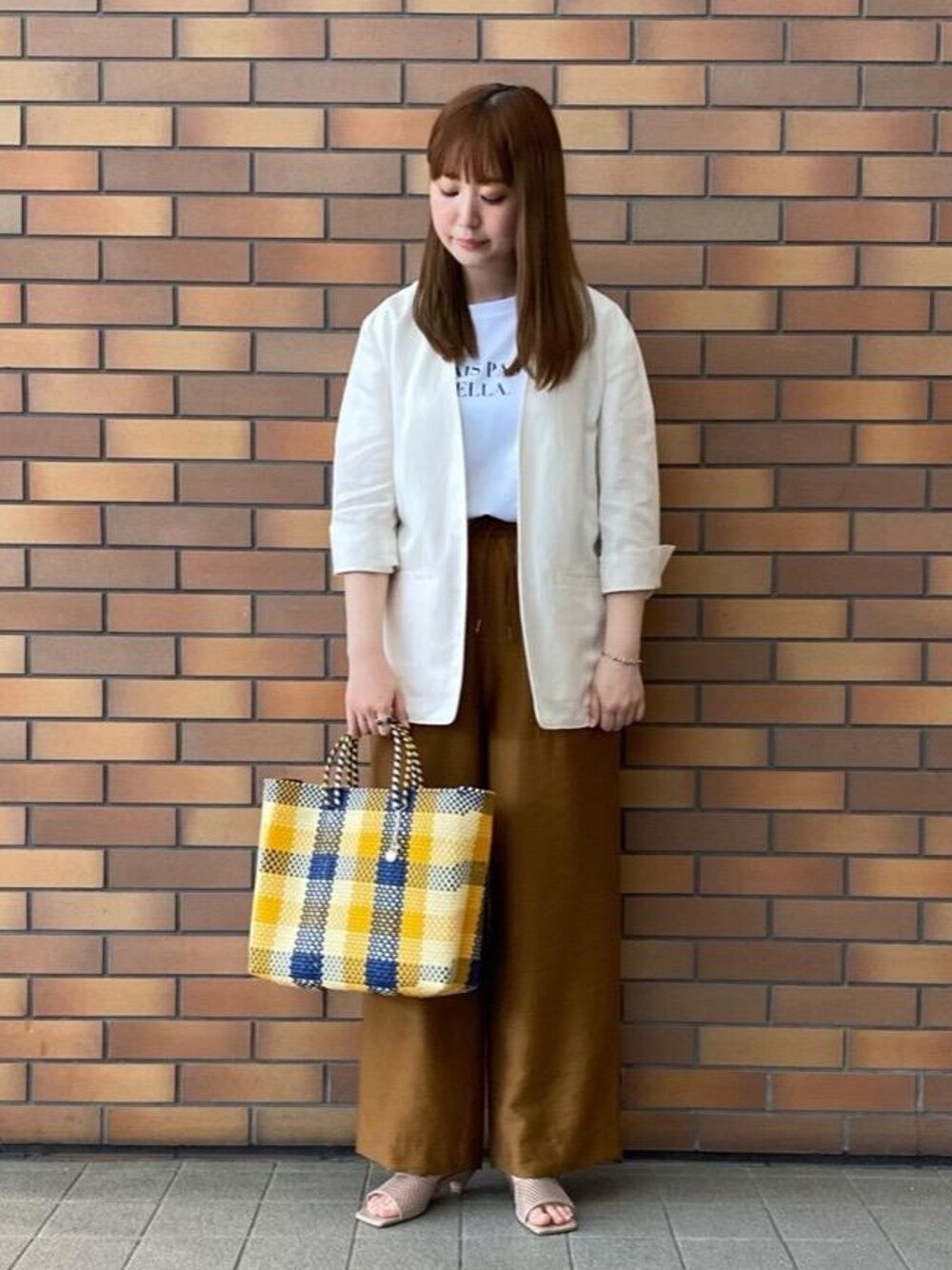 「ジャケット、ベーシック/トラッド、ぱんつ」｜「BEAUTY&YOUTH UNITED ARROWSのBY∴ ツイルパッチポケットイージーパンツ -ウォッシャブル-（その他パンツ、ブラウン系）」を使った、木下　遥さん（レディース・160cm）の春コーディネートの1枚目の写真