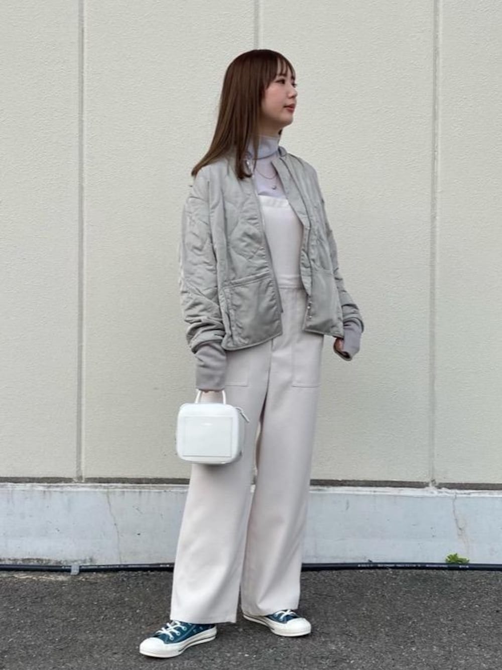 「スニーカー、ジャケット、トレンド、オールインワン、リラックス、フェミニン、Tシャツ/カットソー、SPRING OUTER STYLE、👟バッグ、ベーシック/トラッド」｜「CONVERSEの＜CONVERSE(コンバース)＞ALL STAR STITCHING WT HI スニーカー（スニーカー、グリーン系）」を使った、木下　遥さん（レディース・160cm）の冬コーディネートの1枚目の写真
