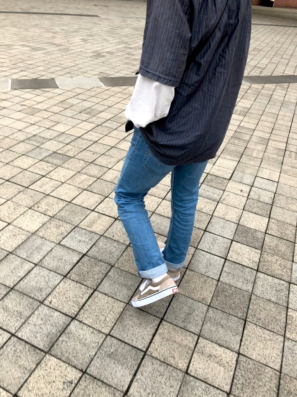 「Levi'sのアイテム（デニムパンツ、ブルー系）」を使った、Tomoさん（メンズ・170cm）の夏コーディネートの1枚目の写真