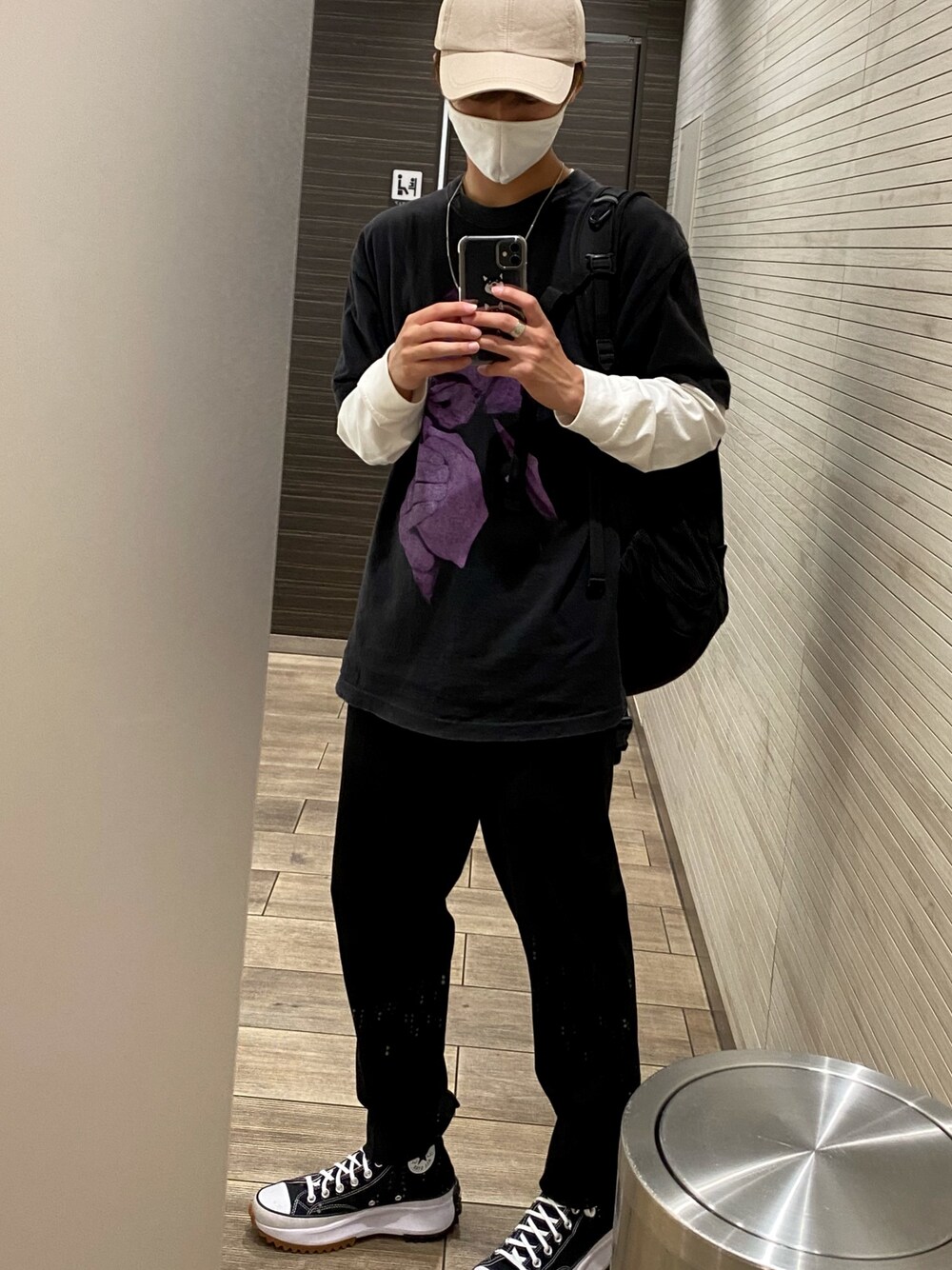 「ランスターハイク、おしゃれさんと繋がりたい、UNIQLO、シンプル」｜「古着のアイテム（トップス、ブラック系）」を使った、Tomoさん（メンズ・170cm）の春コーディネートの1枚目の写真