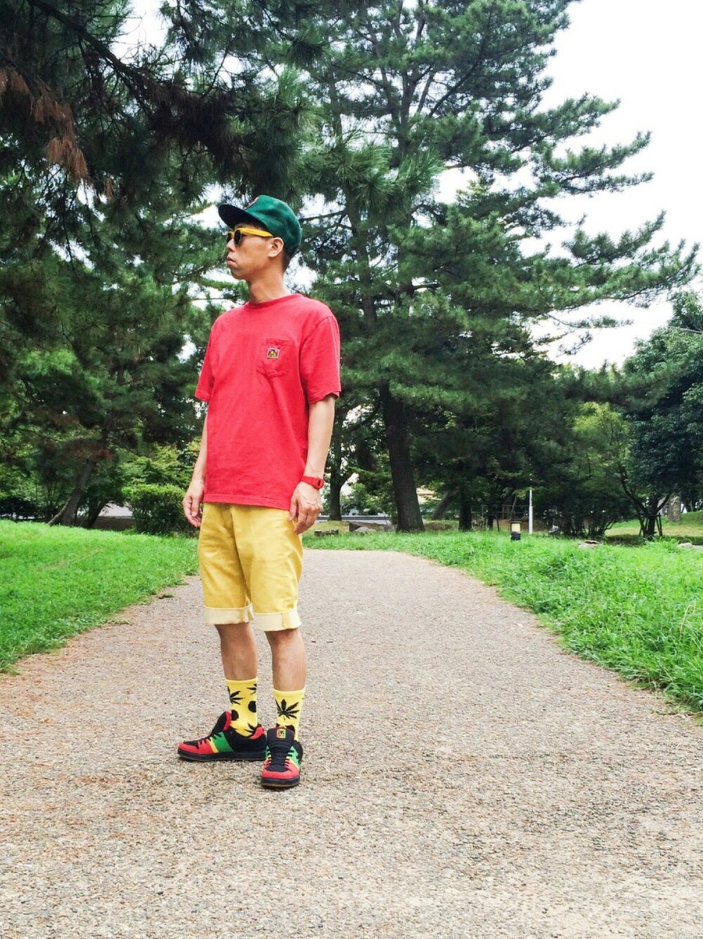「HUF、サンフランシスコ、ラスタマン、音楽で繋がる、WU-TANG CLAN、無地T、ポケットＴシャツ、ロールアップ、実家dig、自縛コーデ」｜「BEN DAVISのAUTHENTEE（Tシャツ/カットソー、レッド系）」を使った、☈ ¥ ⍨⃝⇑さん（メンズ・175cm）の秋コーディネートの1枚目の写真