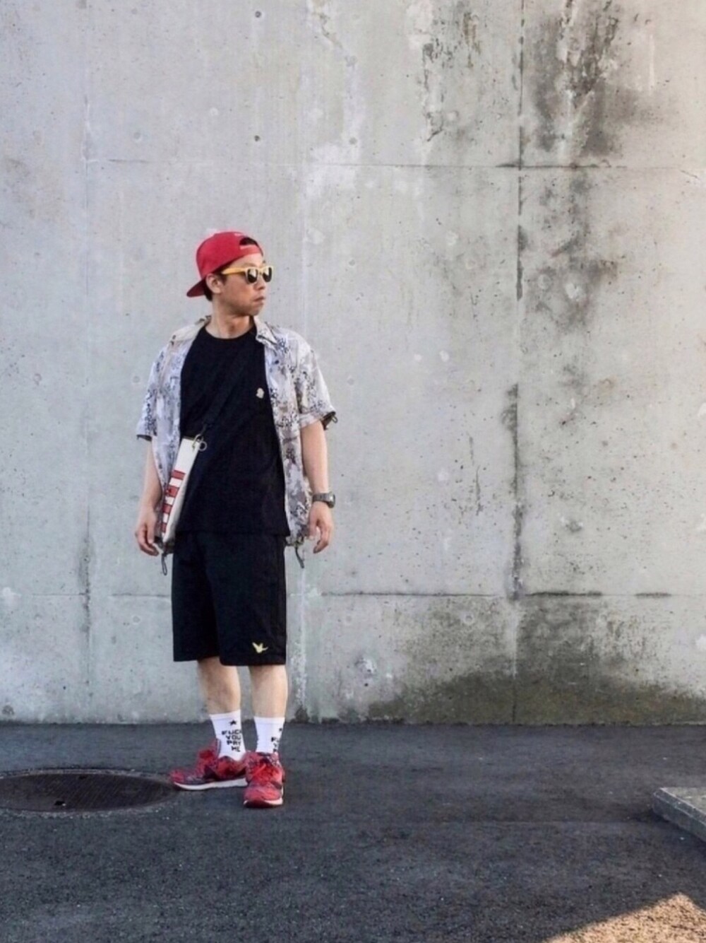 グレー系のその他アウター、ブラック系のTシャツ/カットソー、ブラック系のパンツを着用したメンズの秋コーディネートの1枚目の写真