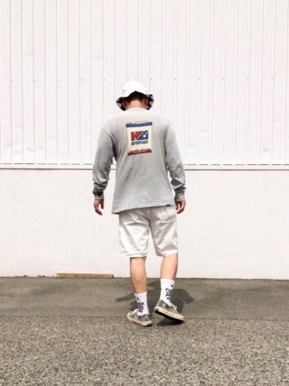 「リバーシブルハット、長袖Tシャツ、バックプリント、実家dig」｜「HYSTERIC GLAMOURのHG Work Wear PKT TEE L/S（Tシャツ/カットソー、グレー系）」を使った、☈ ¥ ⍨⃝⇑さん（メンズ・175cm）の秋コーディネートの1枚目の写真
