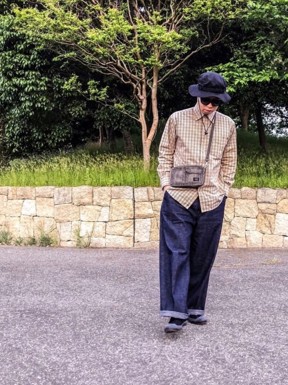 その他のシャツ/ブラウス、ブルー系のデニムパンツ、ブラック系のスニーカーを着用したメンズの春コーディネートの1枚目の写真