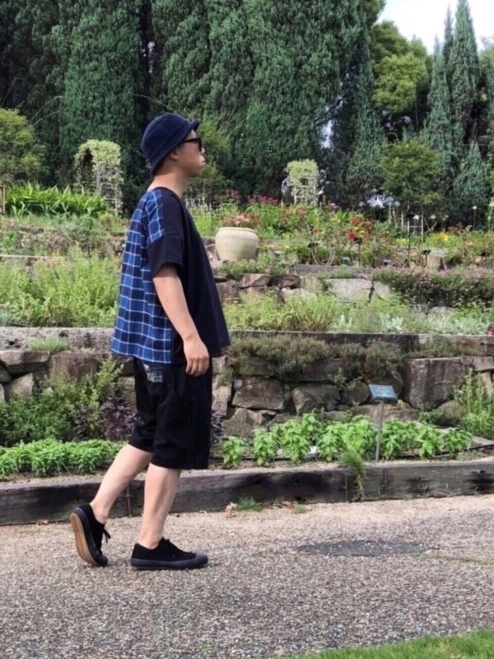 ブルー系のその他トップス、ブルー系のその他トップス、ブラック系のパンツを着用したメンズの秋コーディネートの1枚目の写真