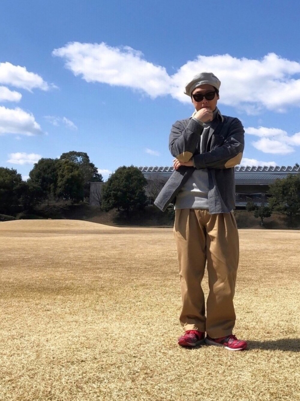 グレー系のシャツ/ブラウス、グレー系のスウェット、ベージュ系のその他パンツを着用したメンズの春コーディネートの1枚目の写真