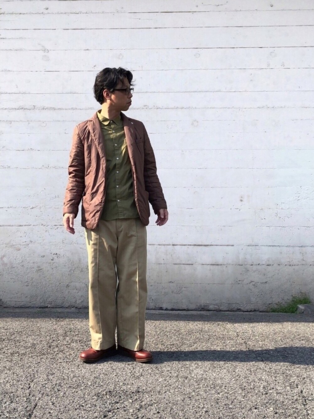 ブラウン系のテーラードジャケット、ベージュ系のその他パンツ、ブラウン系のシューズを着用したメンズの春コーディネートの1枚目の写真