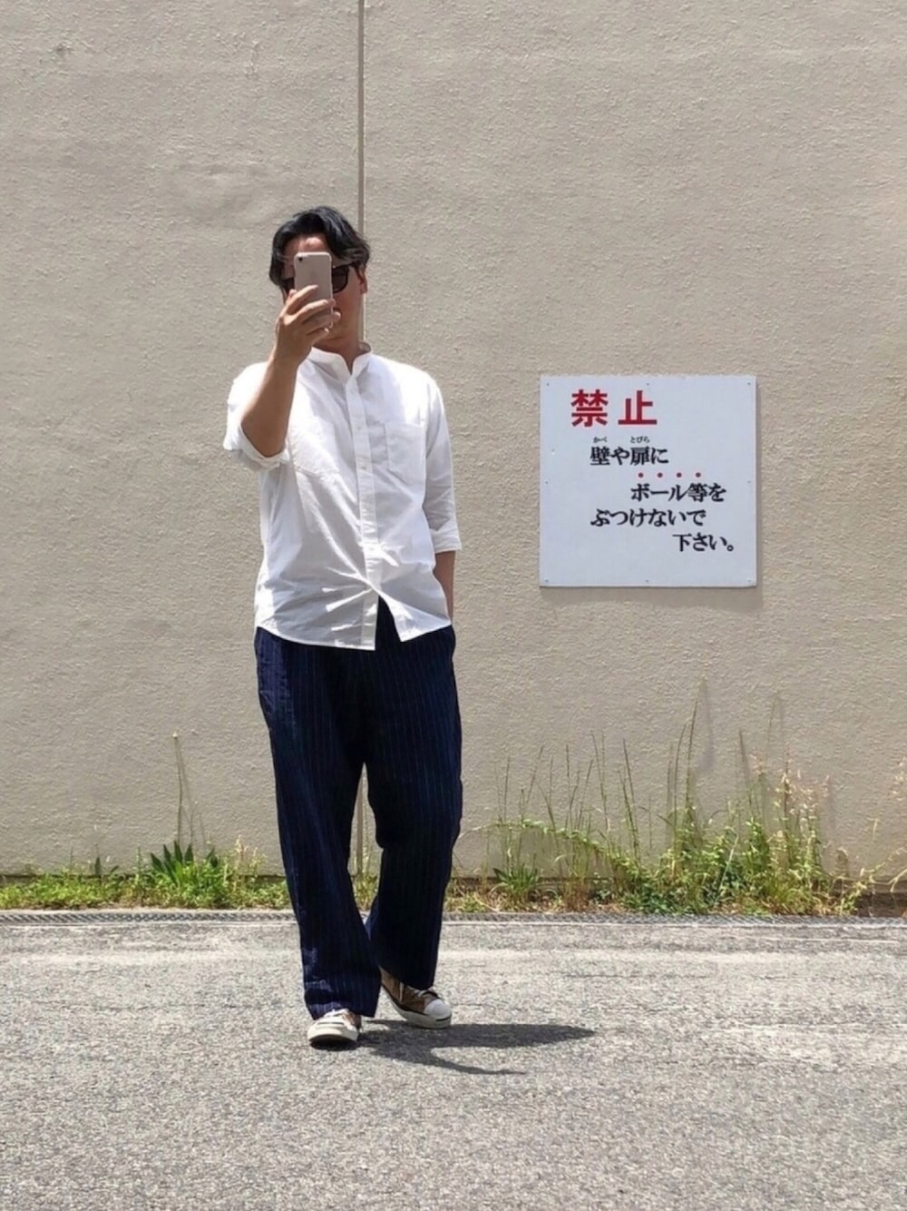 「ジャックパーセル、ストライプパンツ、ワイドスラックス、バンドカラーシャツ、MY BIZTIME SHIRTS、homemade」｜「HOMEMADEの妻さん作トップス 参號機（シャツ/ブラウス、ホワイト系）」を使った、☈ ¥ ⍨⃝⇑さん（メンズ・175cm）の夏コーディネートの1枚目の写真