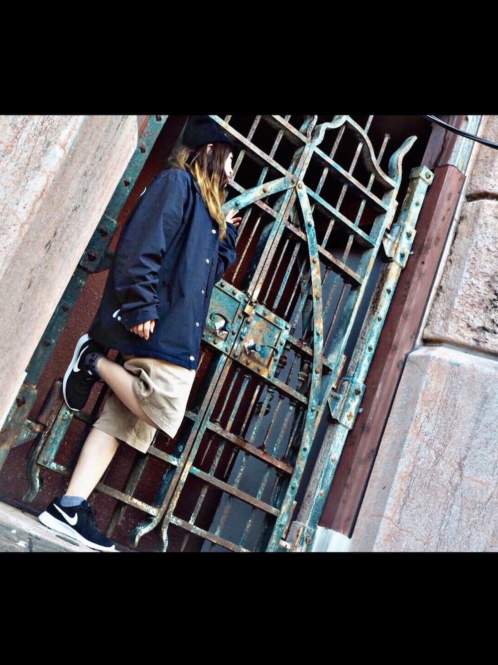 「STUSSYのWT Coach Jacket（ナイロンジャケット、ブルー系）」を使った、eriさん（レディース・148cm）の秋コーディネートの1枚目の写真