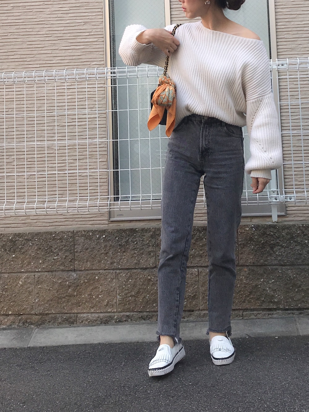 ニット/セーターを使った「エルメススカーフ」の人気ファッション