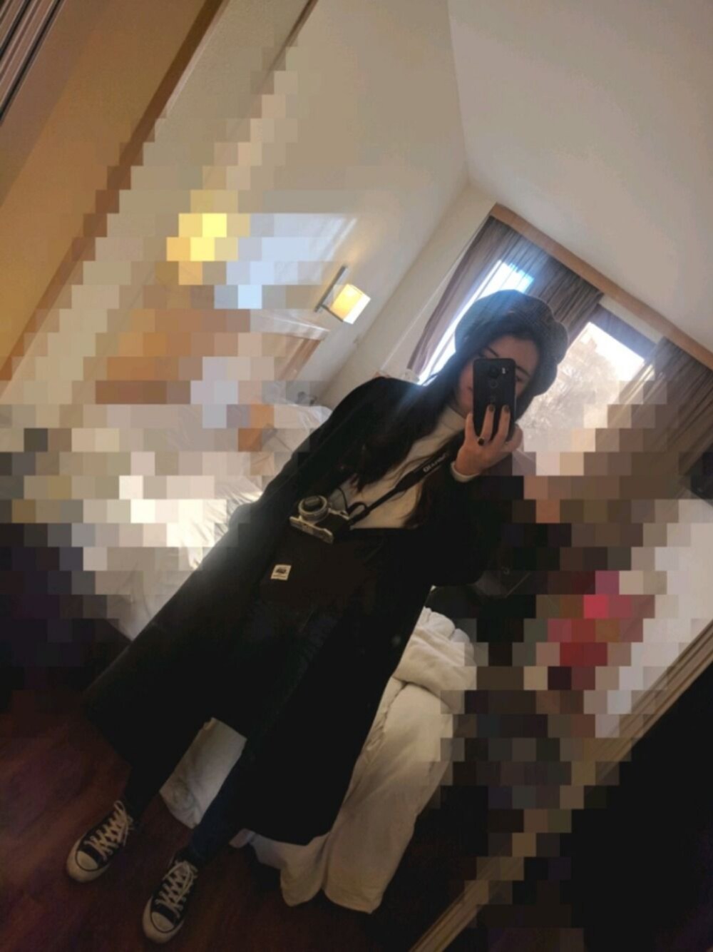 「オトナカジュアル、シンプル、プチプラ、スニーカー、カジュアル、ブラック、UNIQLO」｜「UNIQLOのWOMEN エクストラファインメリノハイネックセーター（長袖）（ニット/セーター、ホワイト系）」を使った、あやぬんさん（レディース・160cm）の冬コーディネートの1枚目の写真