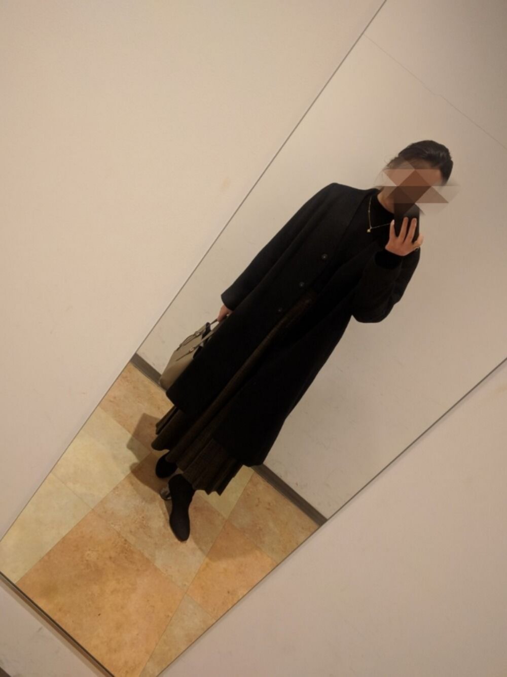「冬コーデ、モノトーンコーデ、シンプルコーデ、ZARA、ノーカラーコート」｜「NANO universeのプリーツ切り替えチェックスカート（スカート、グリーン系）」を使った、あやぬんさん（レディース・160cm）の秋コーディネートの1枚目の写真