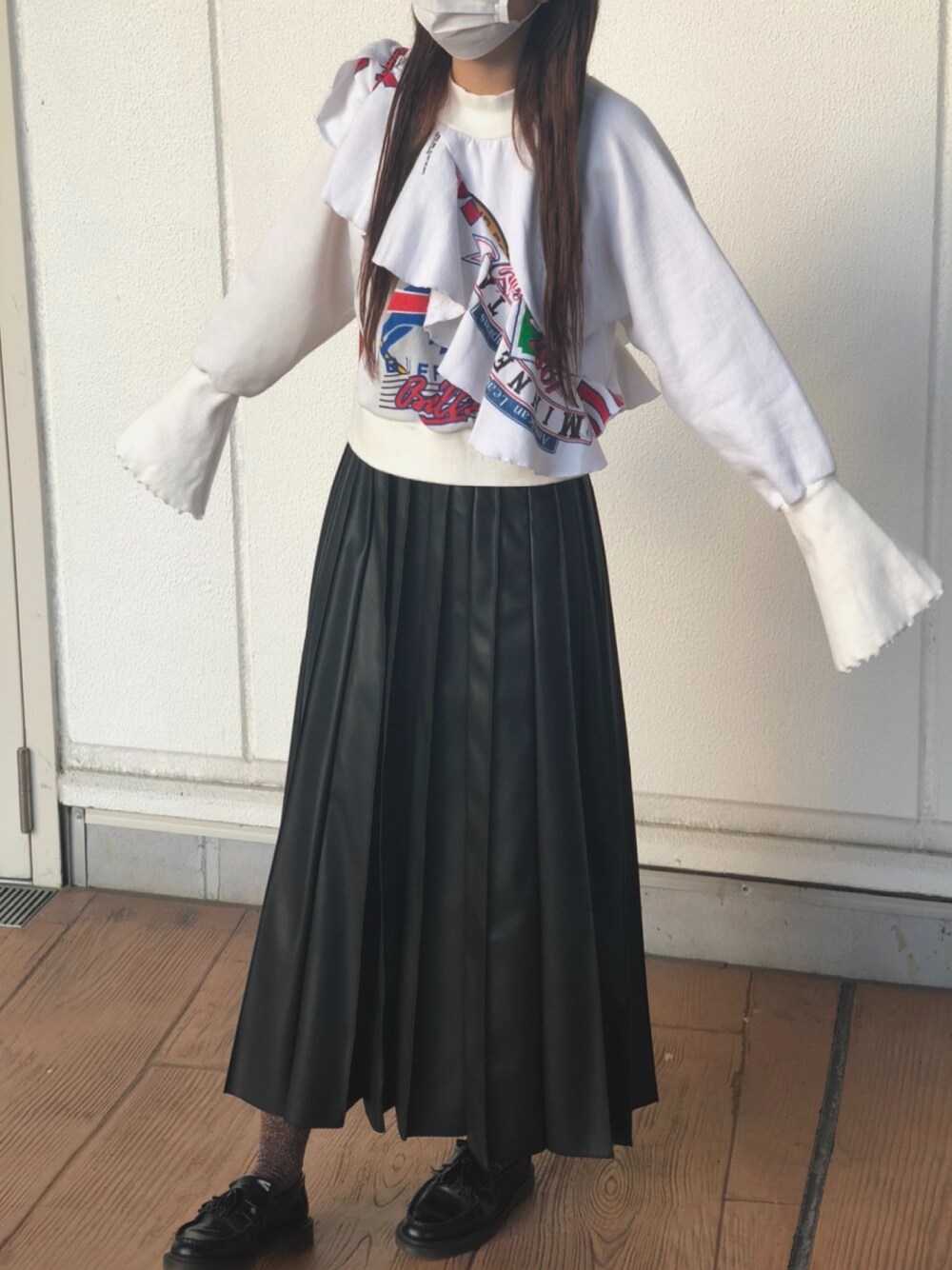 「靴下屋、靴下屋中毒、ラブアンドピース2020、77circa、レイビームス、ドクターマーチン」｜「Ray BEAMSのアイテム（スカート、ブラック系）」を使った、natsumiさん（レディース・160cm）の秋コーディネートの1枚目の写真