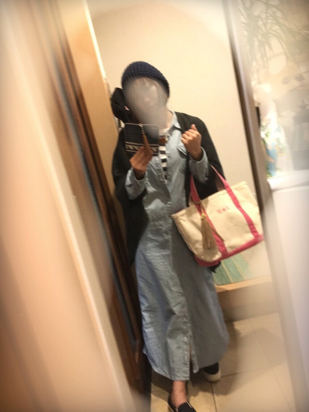 ブルー系のシャツワンピース、ホワイト系のトートバッグ、ブルー系のTシャツ/カットソーを着用したレディースの秋コーディネートの1枚目の写真
