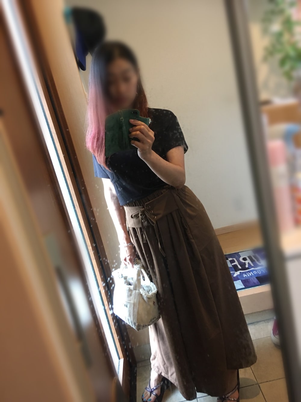 ブラウン系のパンツ、ホワイト系のバッグ、ブラウン系のサンダルを着用したレディースの夏コーディネートの1枚目の写真