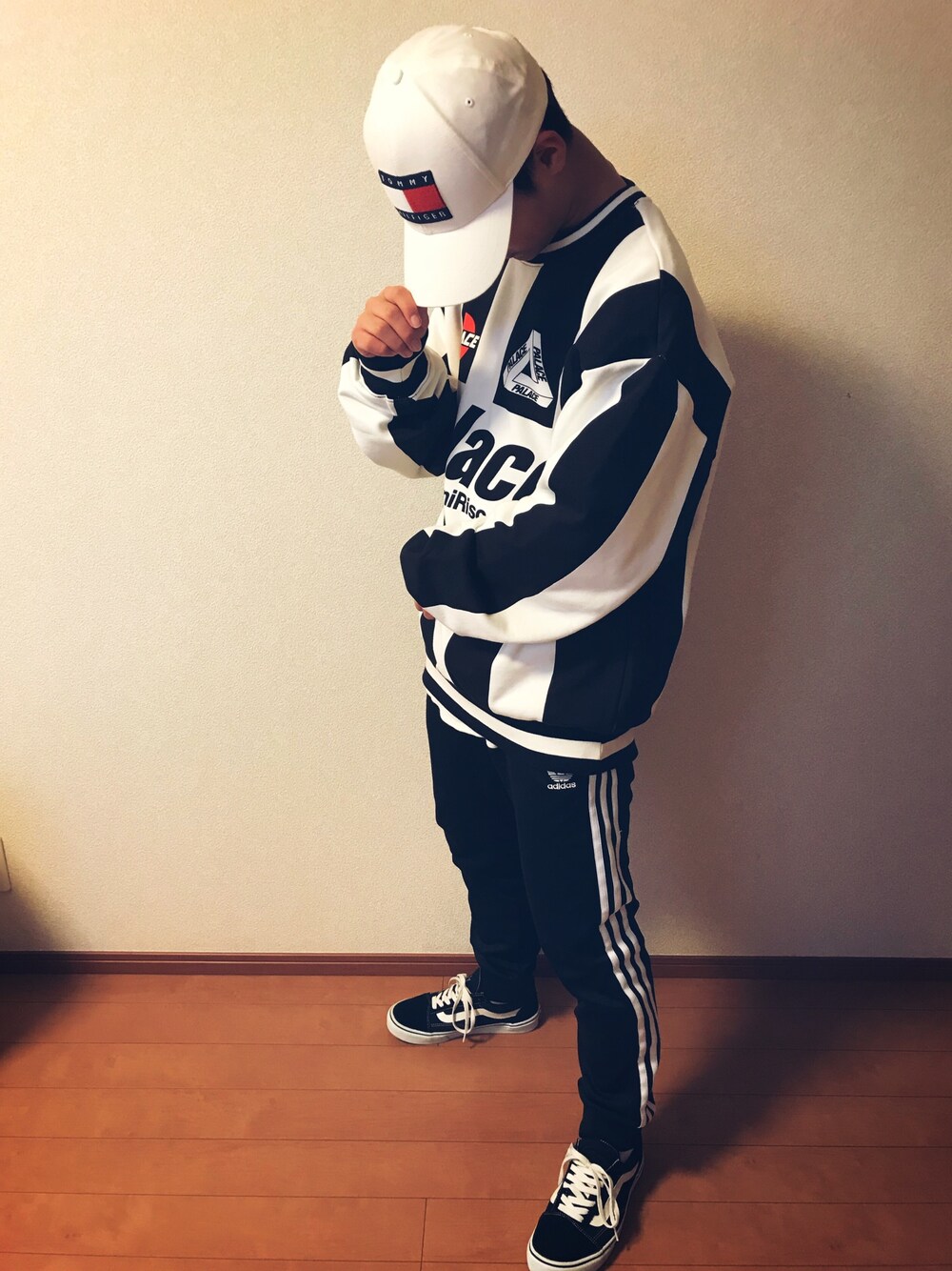 「スニーカー、お洒落さんとつながりたい、バンズオールドスクール、パラスパレス、トミーヒルフィガー(TOMMY HILFIGER)」｜「Pal'las Palaceのアイテム（スウェット、ホワイト系）」を使った、Boomerさん（メンズ・165cm）の春コーディネートの1枚目の写真