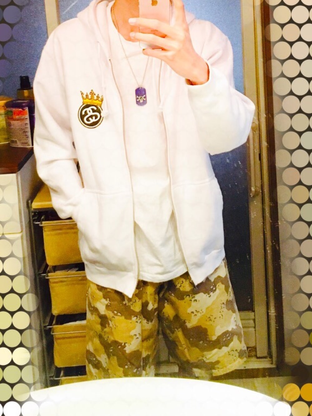 「ストリート」｜「STUSSYのアイテム（Tシャツ/カットソー、ホワイト系）」を使った、龍山本さん（メンズ・175cm）の冬コーディネートの1枚目の写真