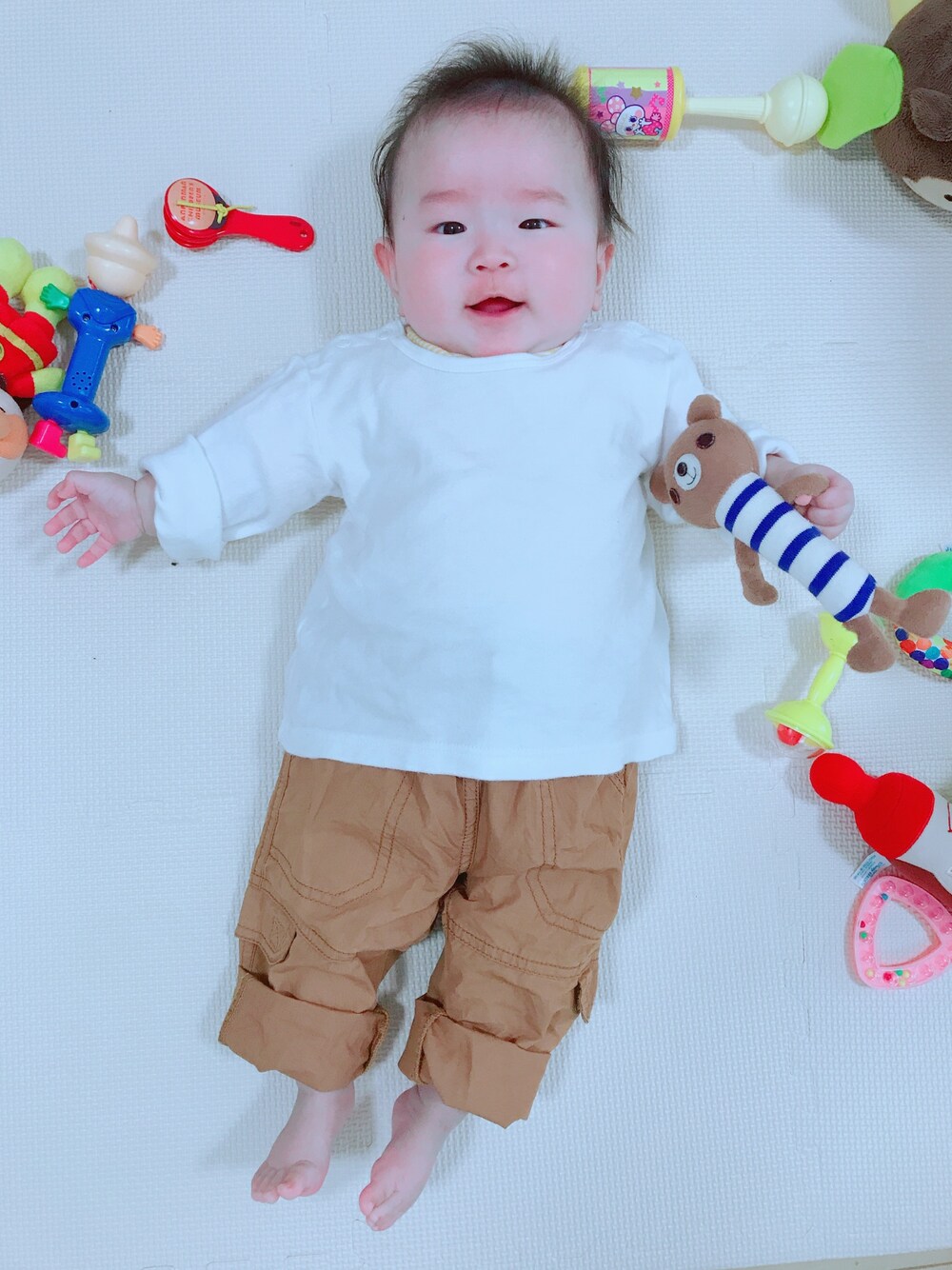 「ロンT、チノパン、生後5ヶ月、息子、息子コーデ、赤ちゃん、赤ちゃんコーデ、baby」｜「cache cacheのサイズ80（Tシャツ/カットソー、ホワイト系）」を使った、reichelさん（レディース・148cm）の春コーディネートの1枚目の写真