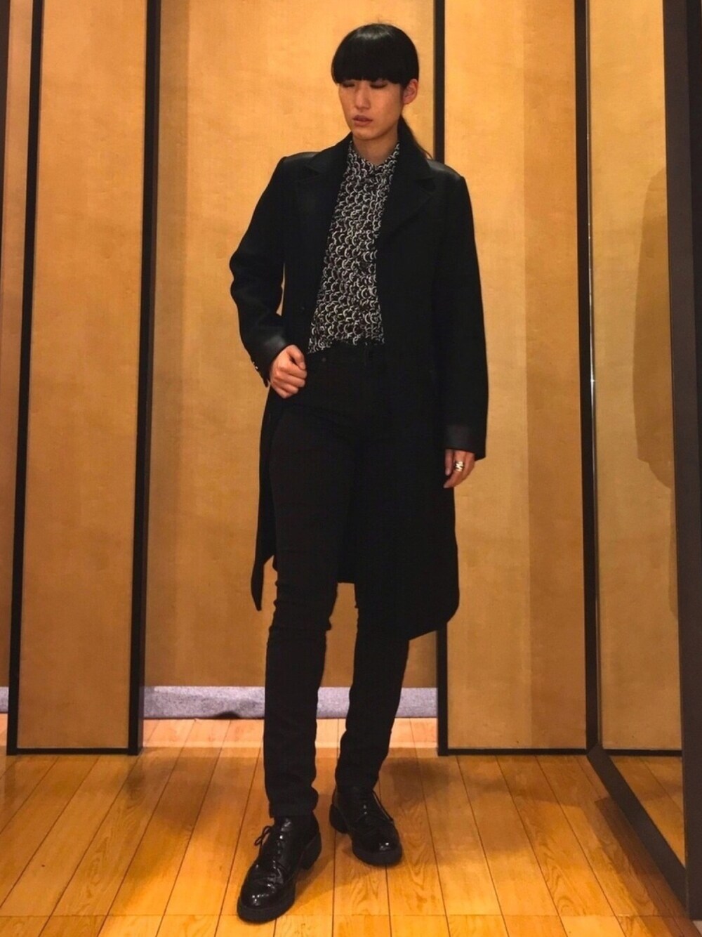 「Diesel、DIESEL京都伊勢丹MENS、dieseldenim、シンプルコーデ、冬コーデ、大人コーデ、柄シャツ、黒スキニー、ロングコート、着回しコーデ」｜「DIESELの00S8MK0687Z（デニムパンツ、ブラック系）」を使った、yu-kiさん（レディース・171cm）の冬コーディネートの1枚目の写真