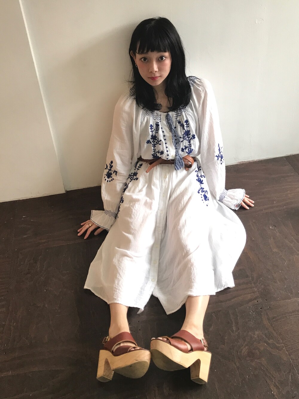 「シンプルコーデ、カジュアル、AS KNOW AS、刺繍ワンピース、ワンピース、Crisp、サンダル」｜「AS KNOW AS plusのアイテム（ワンピース、ホワイト系）」を使った、荒井愛花さん（レディース・151cm）の夏コーディネートの1枚目の写真