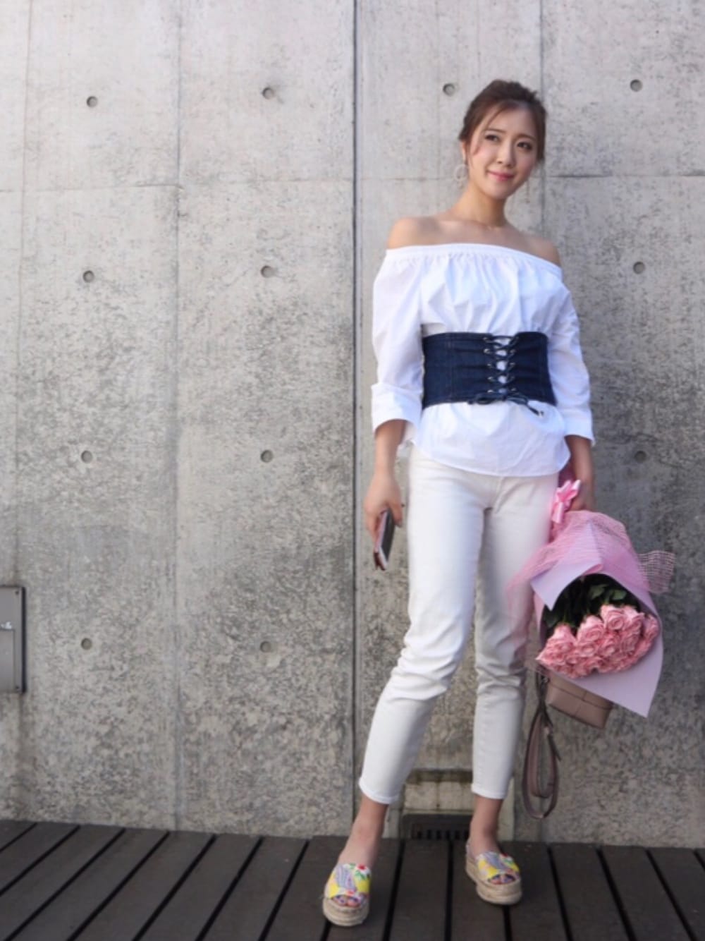 「夏、ZARA、UNIQLO、ユニジョ、オフショルダー」｜「UNIQLOのエクストラファインコットンオフショルダーブラウス（7分袖）（シャツ/ブラウス、ホワイト系）」を使った、chika Uさん（レディース・164cm）の夏コーディネートの1枚目の写真