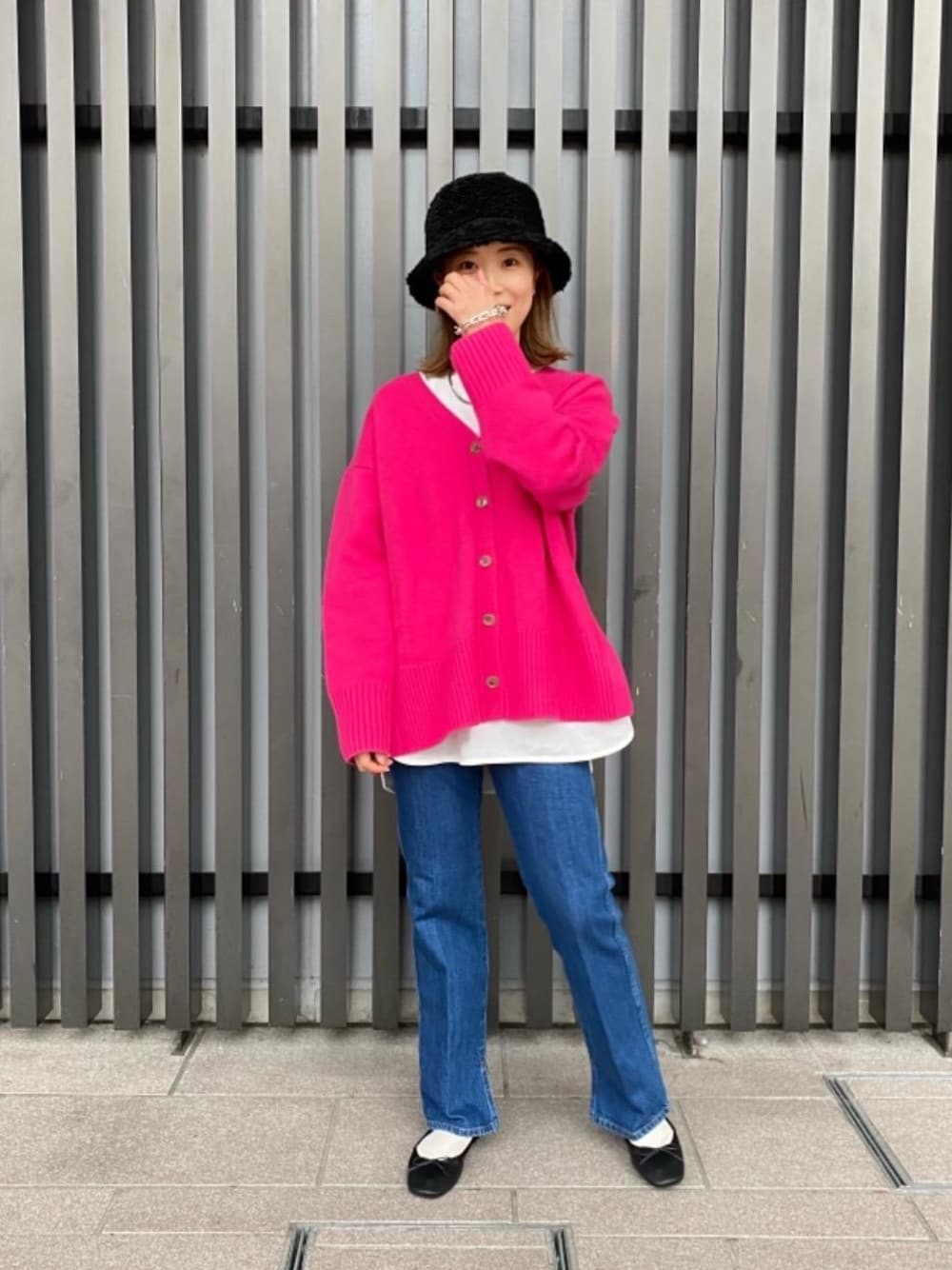 ブラック系のバレエシューズ、ホワイト系のTシャツ/カットソー、ピンク系のカーディガン/ボレロを着用したレディースの秋コーディネートの1枚目の写真