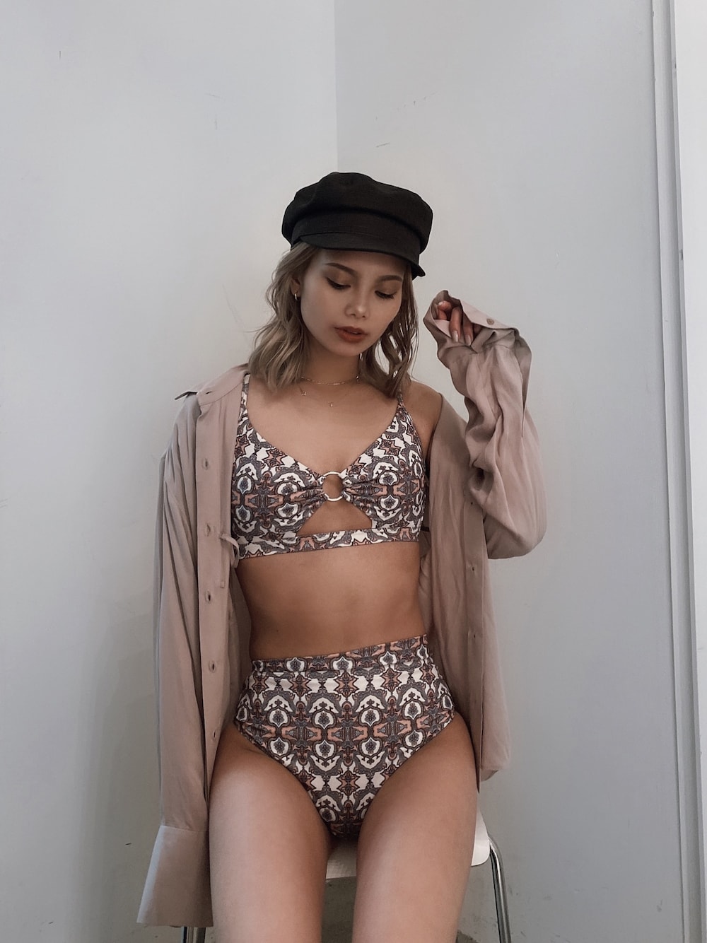 ピンク系の水着を着用したレディースの冬コーディネートの1枚目の写真